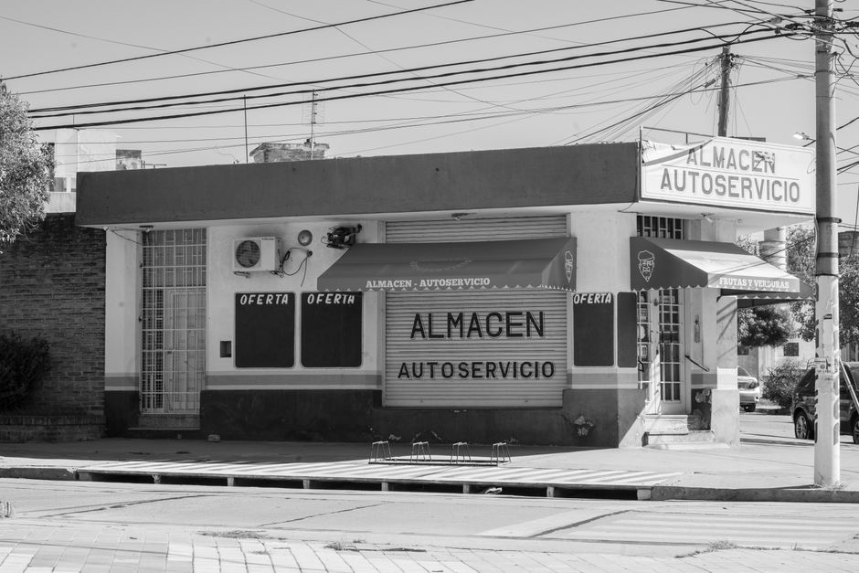 Black and white photo of a closed almacén and autoservicio in Córdoba, Argentina.